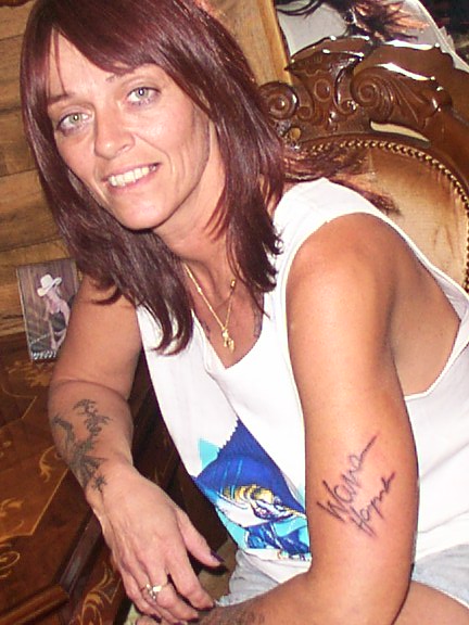 Warren autographed my friend Ritas arm & my x-husband JP tattooed it on her arm.We saw the show in Indianapolis a few months back..Great Show..Think it was my 12th one!! C-Ya next time. 